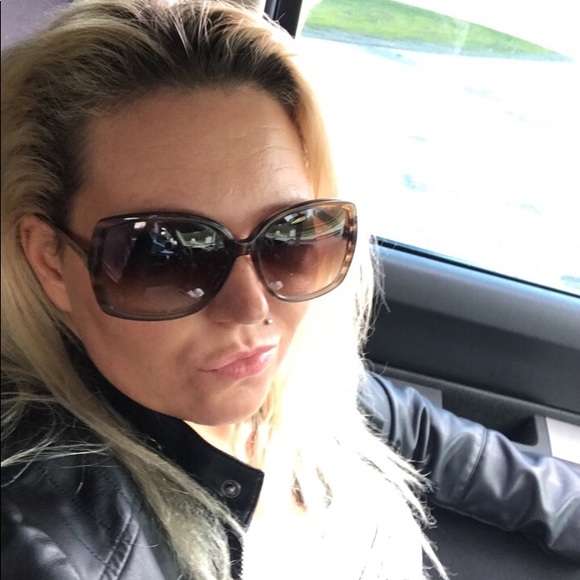 Meet your Posher, Heather - Picture 1 of 1